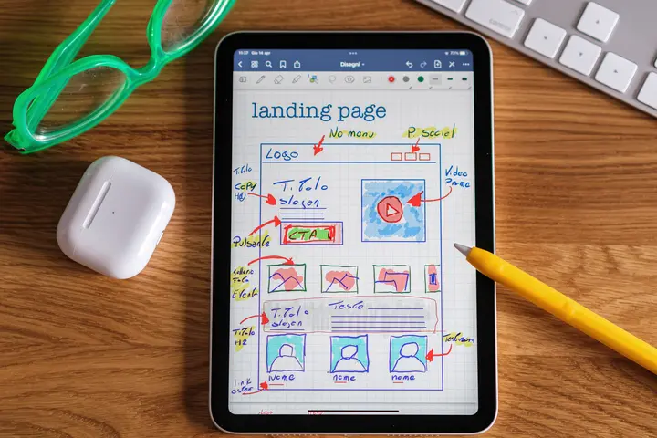 Tablet üzerinde çizilmiş web sayfası taslağı