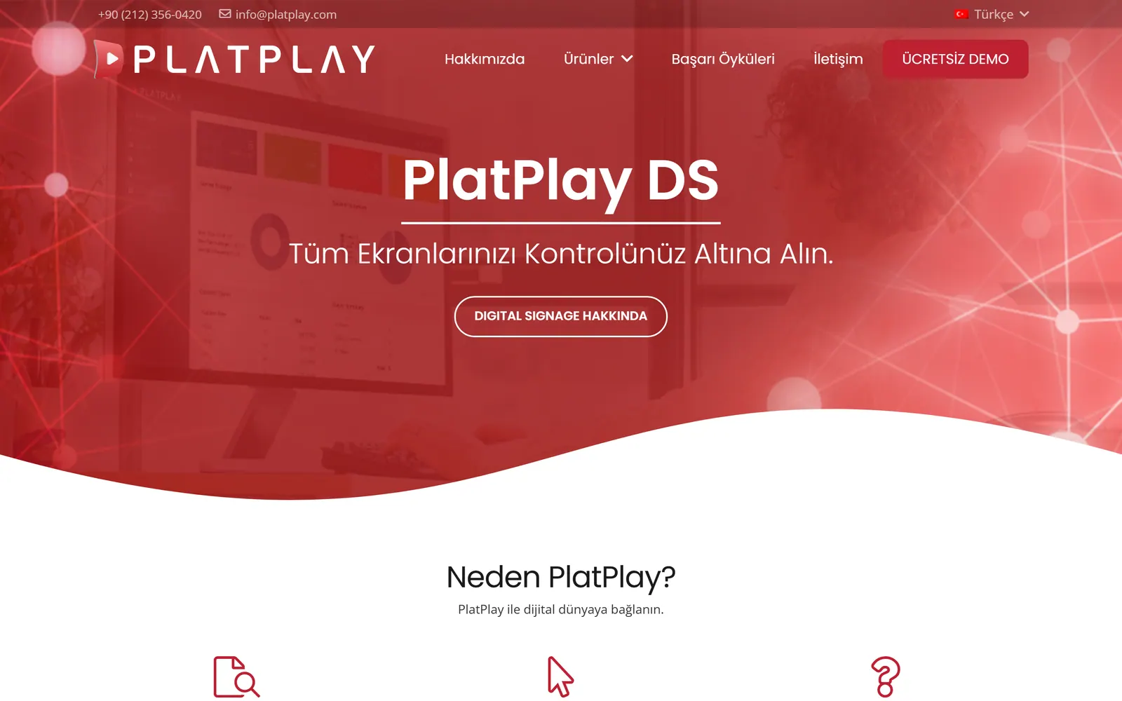 PlatPlay home page: a screen-management headline on a red network-patterned ground, a digital signage button and a “why PlatPlay?” section below.
