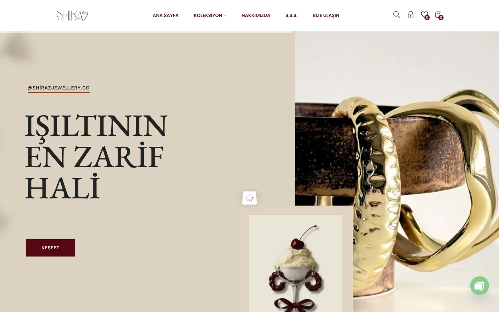 Startseite von Shiraz Jewellery: der Markenclaim auf cremefarbenem Grund, eine Entdecken-Schaltfläche und ein Foto goldener Armreifen.